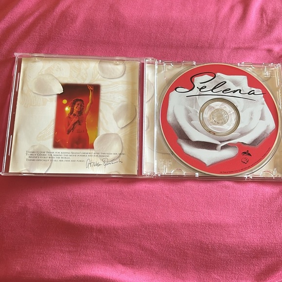 Selena - Picture 2 of 4